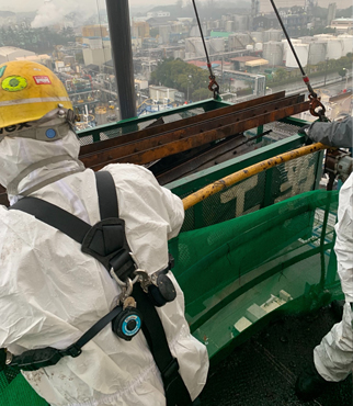 高所作業はハーネス着用で作業